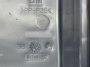 Кришка блоку запобіжників 812461952 Chevrolet Colorado