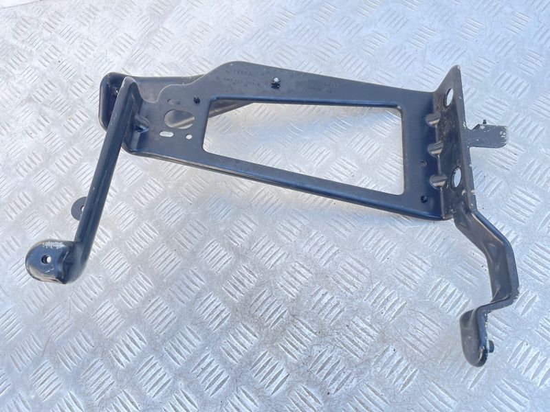 Кронштейн дополнительного радиатора ОЖ 4M0121261R Audi Q7