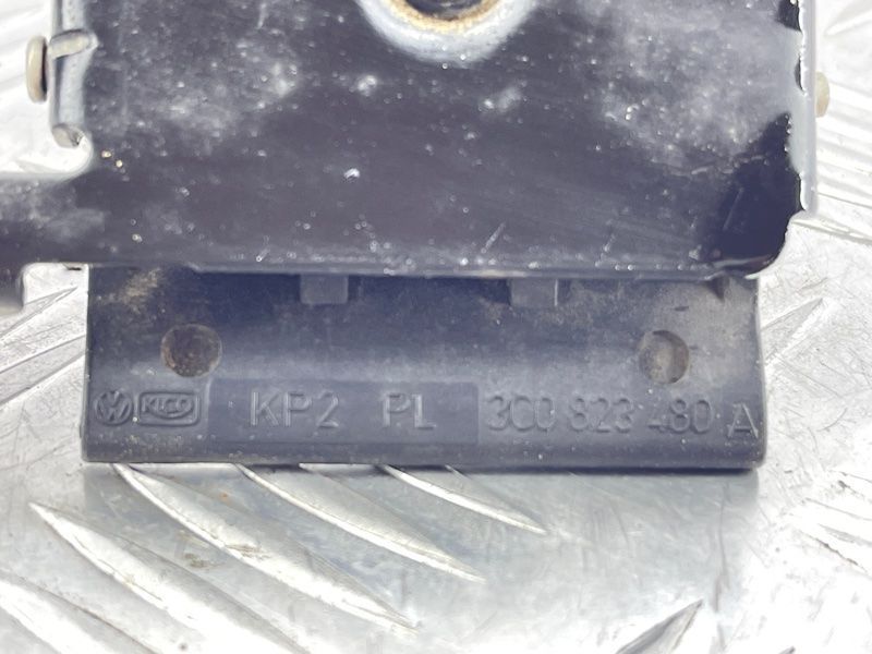 Стопорный крюк капота Volkswagen Touareg