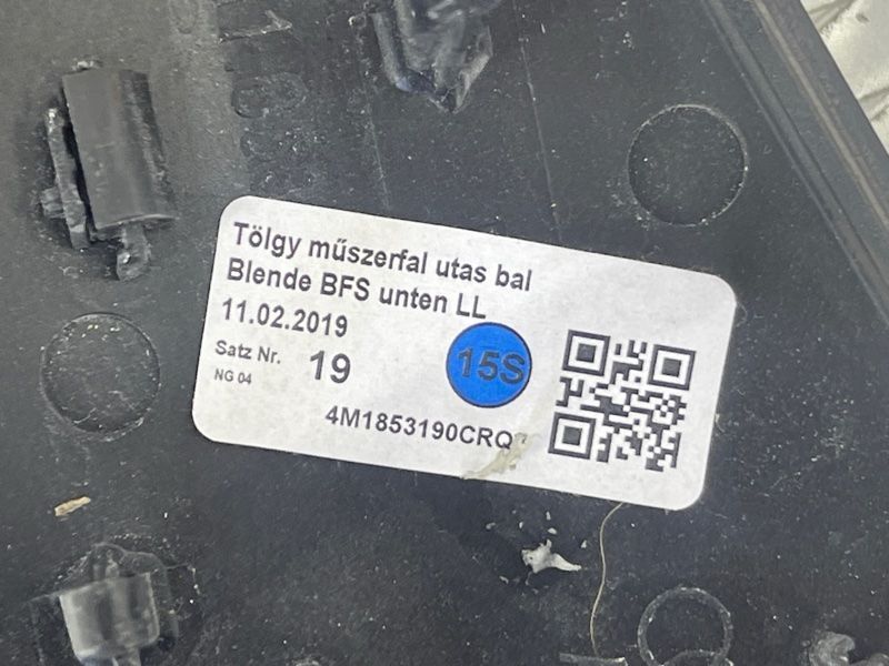Декоративная накладка на торпедо Audi Q7
