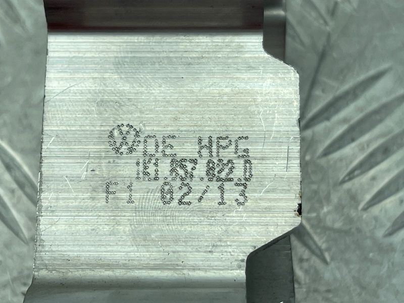 Кронштейн 1K1857022D Audi Q7