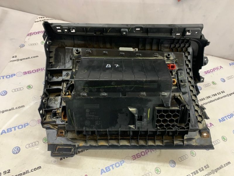 Бардачок / Вещевой ящик 561857097L Volkswagen Passat