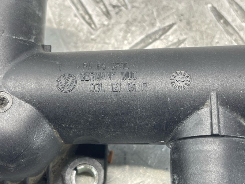 Промежуточный фланец системы охлаждения 03L121131P Volkswagen Crafter