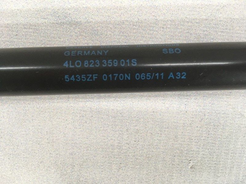 Газовий упор капота 4L0823359 Audi Q7