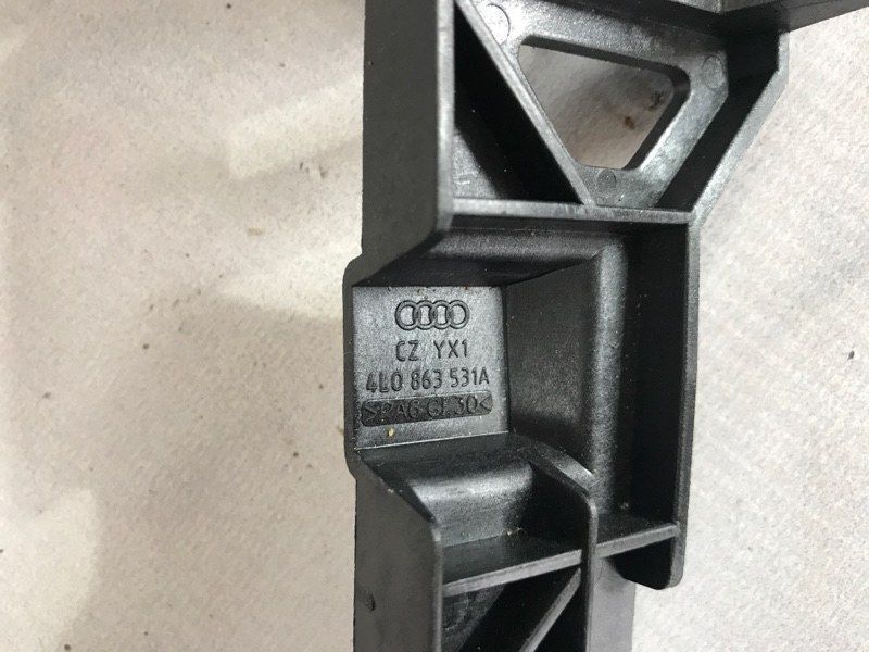 Крепление центральной консоли салона 4L0863531A Audi Q7