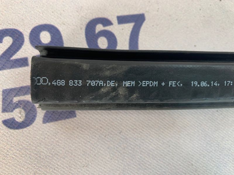 Уплотнитель двери внутренний нижний 4G8833707A Audi A7