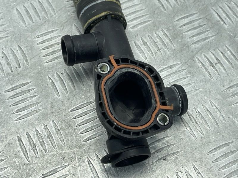 Промежуточный фланец системы охлаждения 03L121131P Volkswagen Crafter