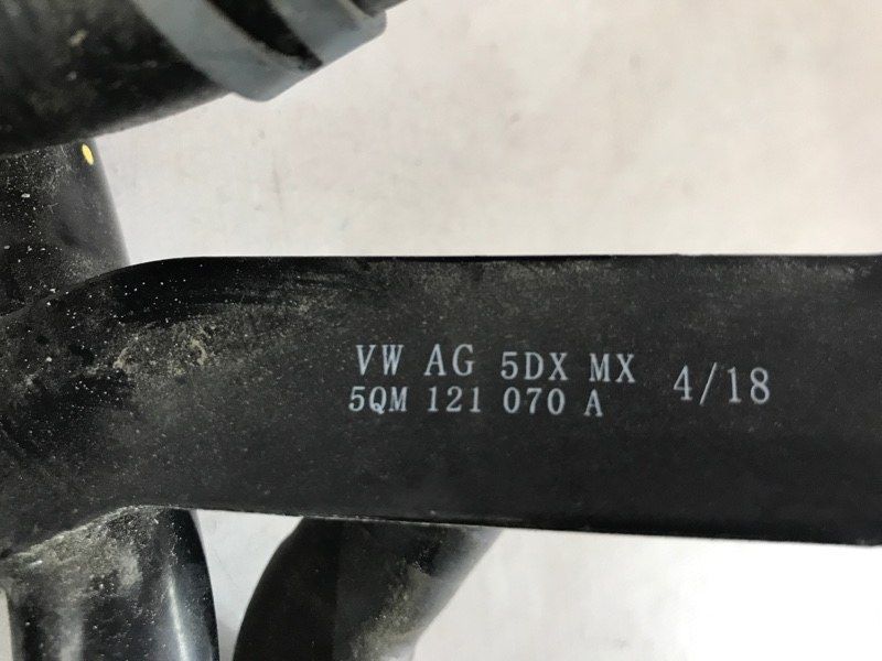 Трубопровід системи охолодження 5QM121070A Volkswagen Jetta
