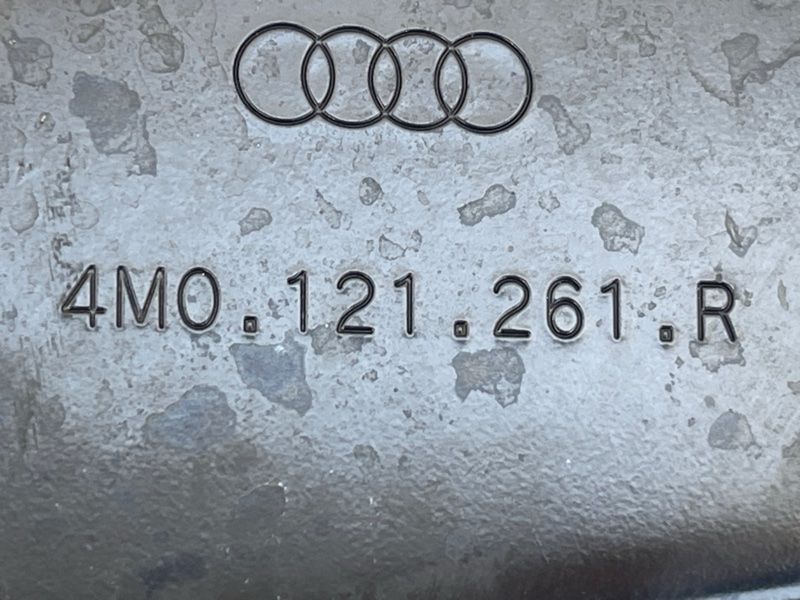 Кронштейн дополнительного радиатора ОЖ 4M0121261R Audi Q7
