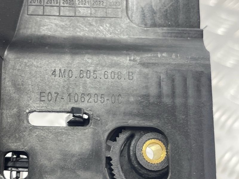 Кріплення фари праве 4M0805608B Audi Q7 Audi Q7, Audi SQ7