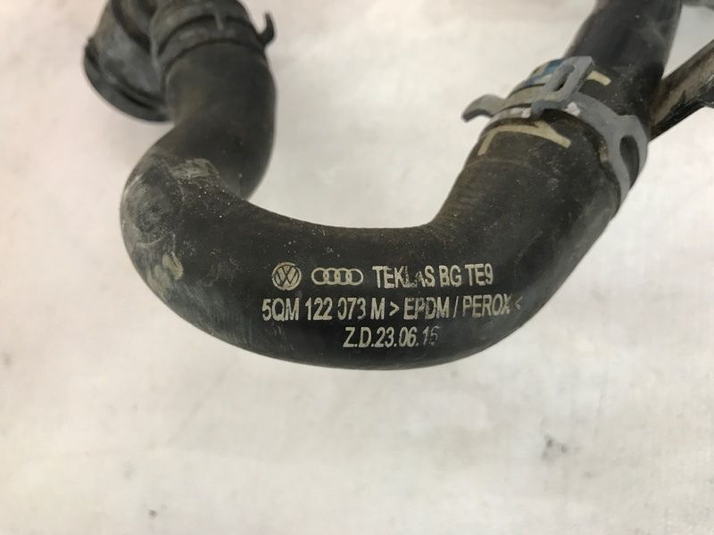 Трубопровід системи охолодження 5QM121070A Volkswagen Jetta