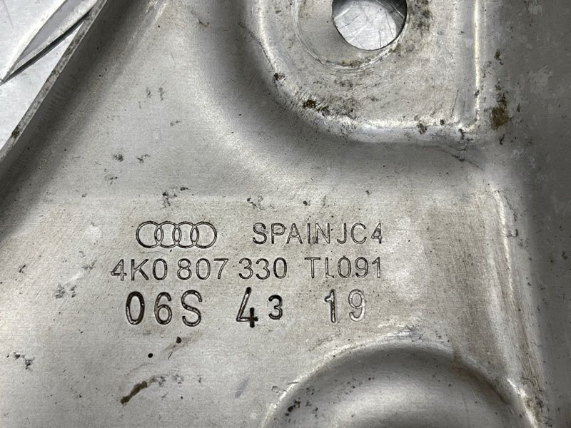 Направляющая / Крепление / Кронштейн бампера Audi A6