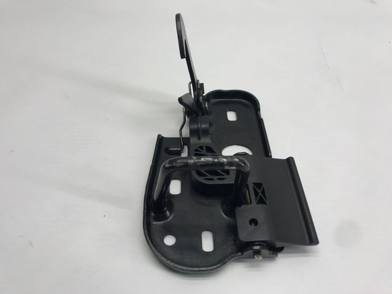 Стопорний гак капота 3C0823480A Volkswagen Touareg