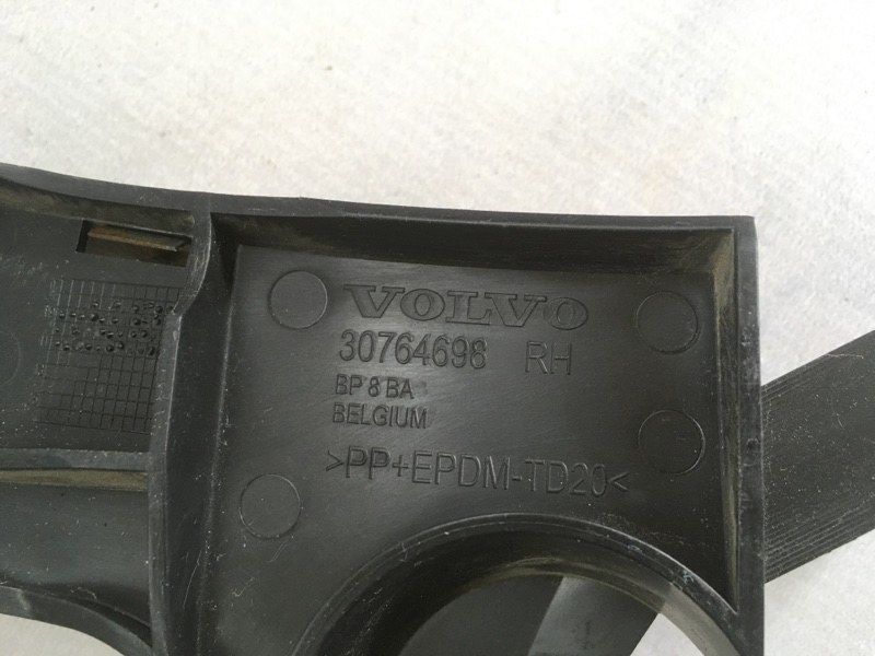 Направляющая / Крепление / Кронштейн бампера 30764698 Volvo XC60