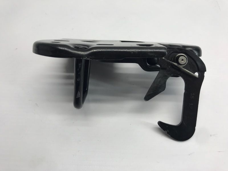 Стопорний гак капота 3C0823480A Volkswagen Touareg