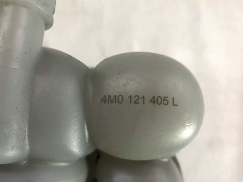 Розширювальний бачок 4M0121405l Audi Q7