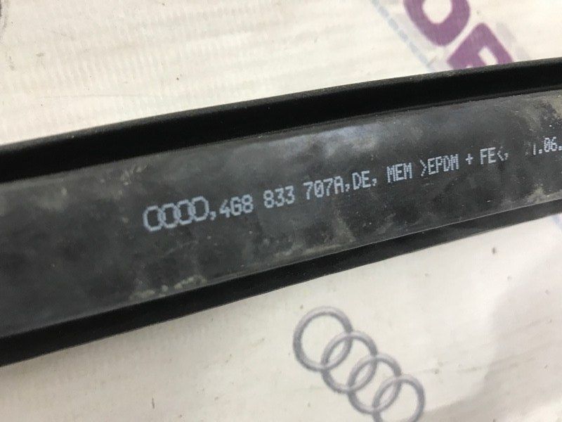 Ущільнювач дверей внутрішній нижній 4G8833707A Audi A7