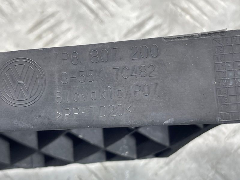 Направляюча переднього бампера центральна 7P6807200 Volkswagen Touareg Volkswagen Touareg