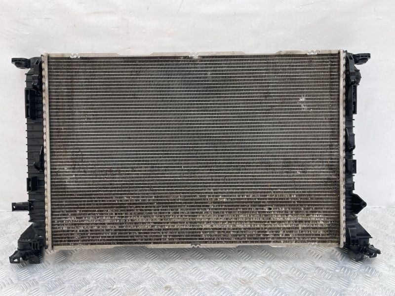 Радиатор охлаждения двигателя 8K0121251AA Audi A4