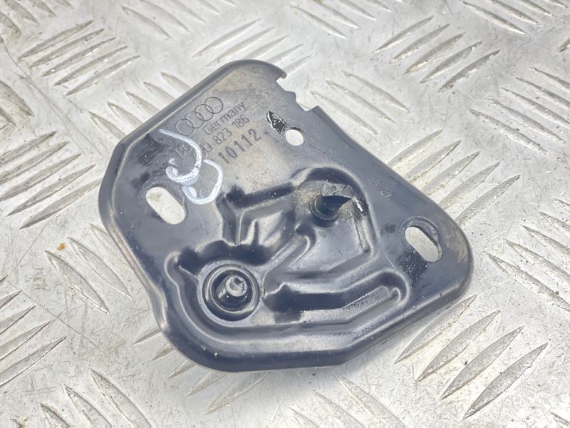 Скоба замка капоту 4G0823186 Audi A6