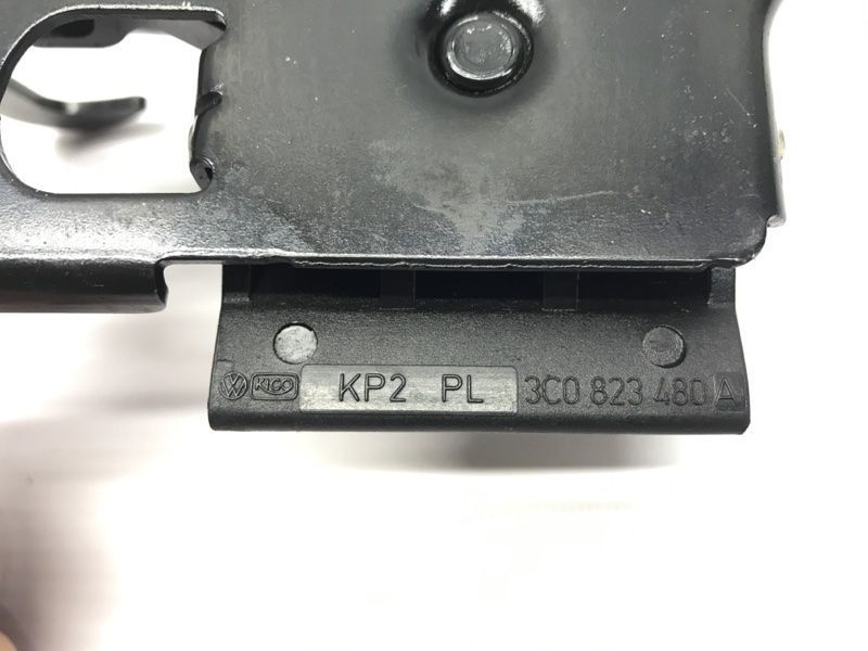 Стопорний гак капота 3C0823480A Volkswagen Touareg