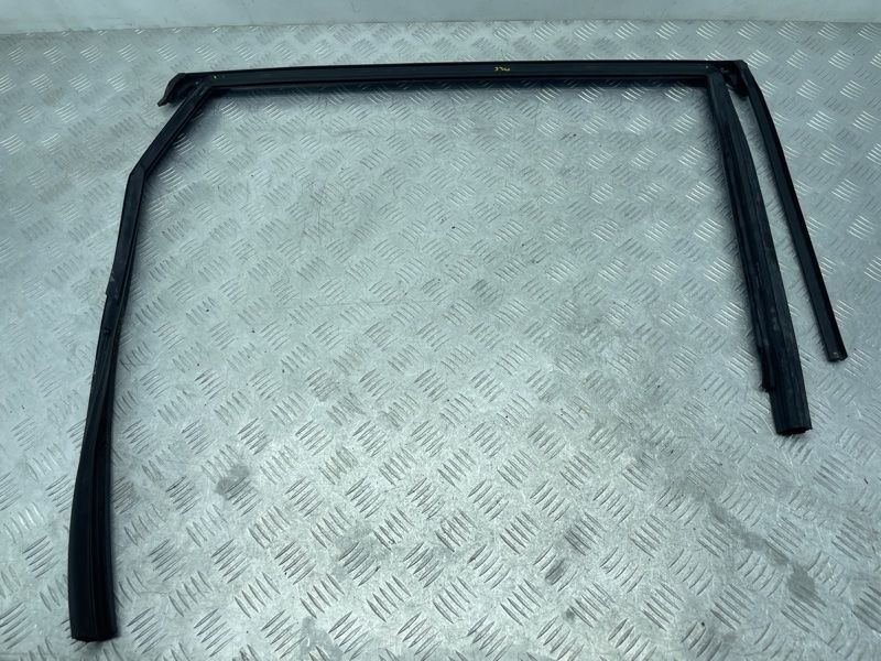Направляющая стекла двери 4M0839431A Audi Q7