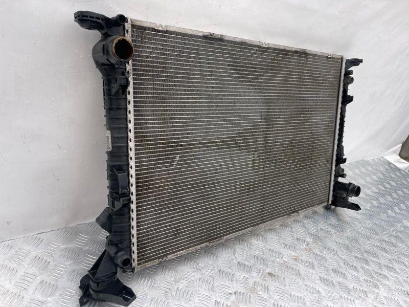 Радиатор охлаждения двигателя 8K0121251AA Audi A4