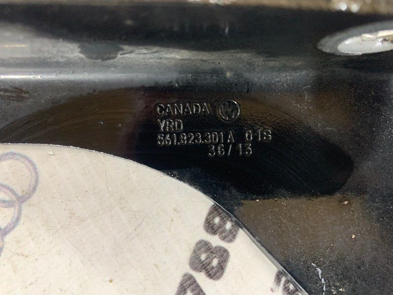 Петля капота 561823301A Volkswagen Passat