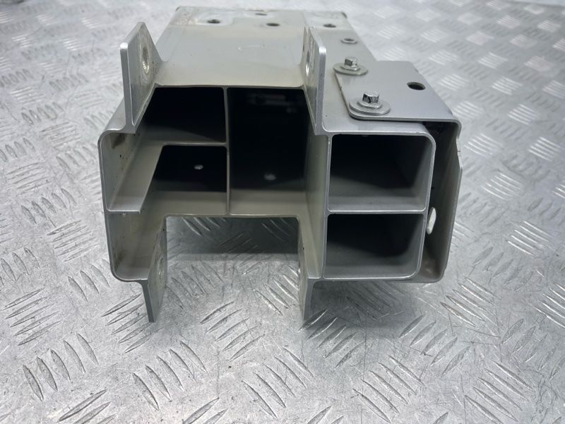 Кронштейн усилителя бампера 32377072 Volvo XC60