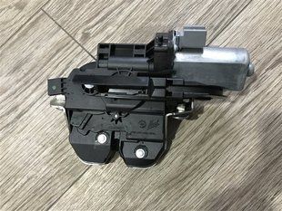 Замок крышки багажника 7P0827505K Volkswagen Touareg