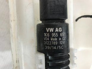 Насос омывателя стекла 1K6955651 Audi Touareg Audi A3, Audi A3 e-tron, Audi A4, Audi A4 Allroad, Audi A6, Audi A6 Allroad, Audi A7, Audi A8, Audi e-tron, Audi e-tron GT, Audi e-tron S, Audi Q3, Audi Q4 e-tron, Audi Q5, Audi Q7, Audi Q8, Audi Q8 e-tron, Audi RS3, Audi RS6 Avant, Audi RS7, Audi RS e-tron GT, Audi RS Q8, Audi S3, Audi S4, Audi S6, Audi S7, Audi S8, Audi SQ5, Audi SQ7, Audi SQ8, Audi SQ8 e-tron, Volkswagen Atlas, Volkswagen Atlas Cross Sport, Volkswagen e-Golf, Volkswagen Golf, Volkswagen Golf Alltrack, Volkswagen Golf R, Volkswagen Golf SportWagen, Volkswagen GTI, Volkswagen ID.4, Volkswagen Jetta, Volkswagen Passat, Volkswagen R32, Volkswagen Rabbit, Volkswagen Taos, Volkswagen Tiguan, Volkswagen Tiguan Limited, Volkswagen Touareg