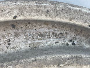 Важіль передньої підвіски поперечний нижній 4M0407695C Audi Q7