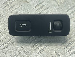 Кнопка открывания крышки багажника 31443873 Volvo XC60