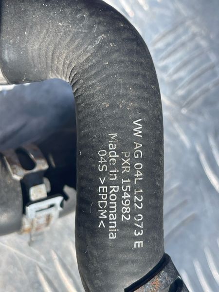 Патрубок системы охлаждения 04L122073E Audi Q3