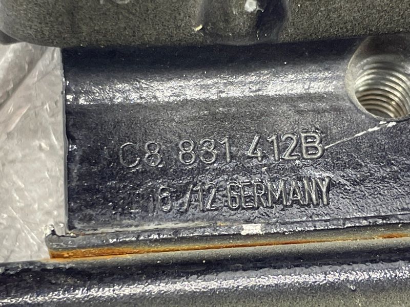 Петля дверей нижня 3C8831412B Volkswagen CC