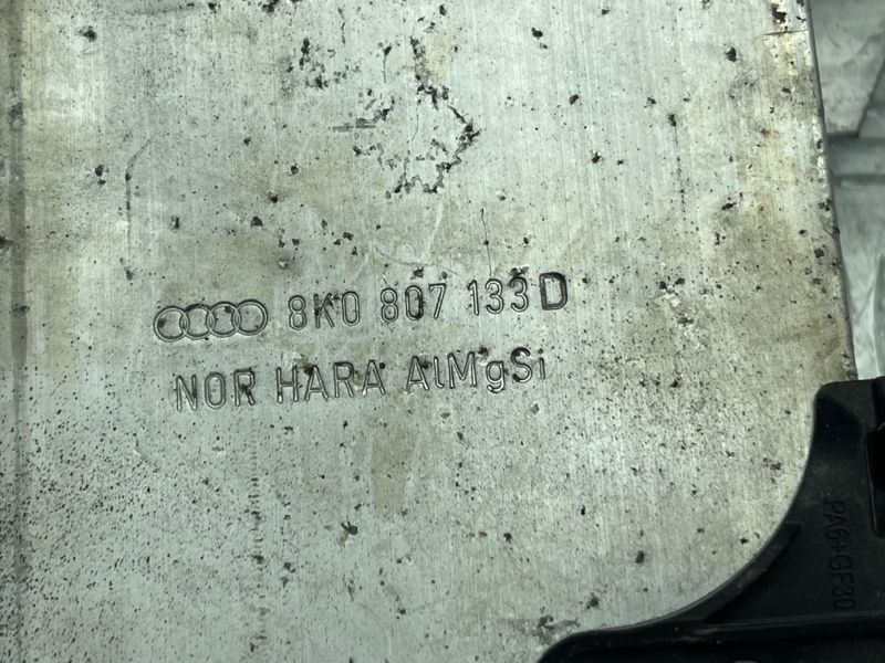 Кронштейн підсилювача бампера 8K0807133D Audi S4
