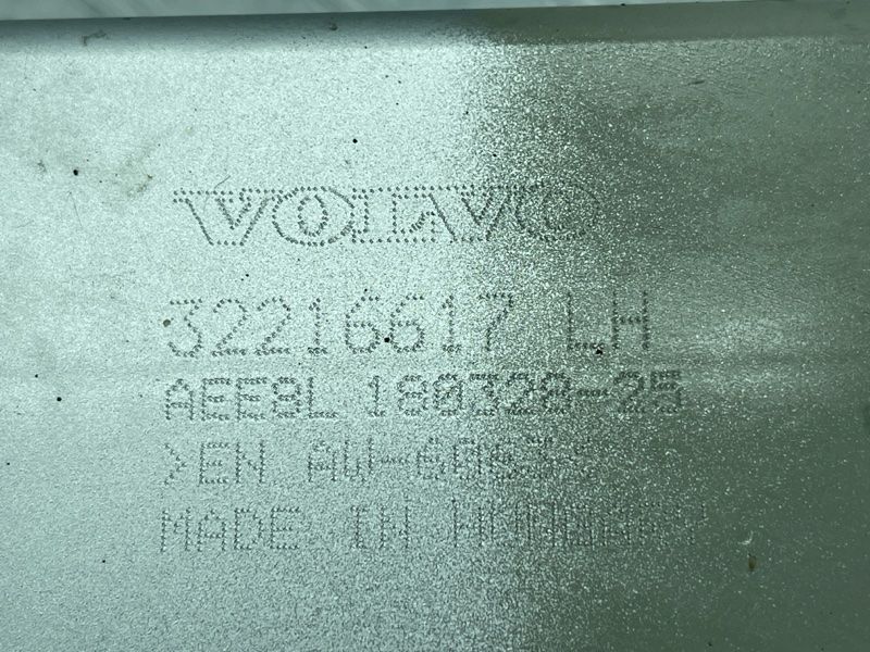 Кронштейн підсилювача бампера 32377071 Volvo XC60
