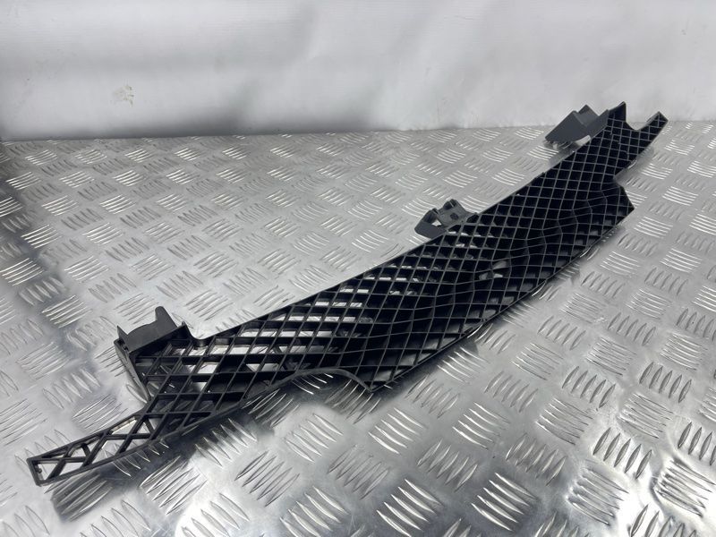 Направляюча переднього бампера центральна 7P6807200 Volkswagen Touareg Volkswagen Touareg