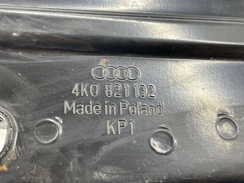 Кріплення крила 4k0821132 Audi A6