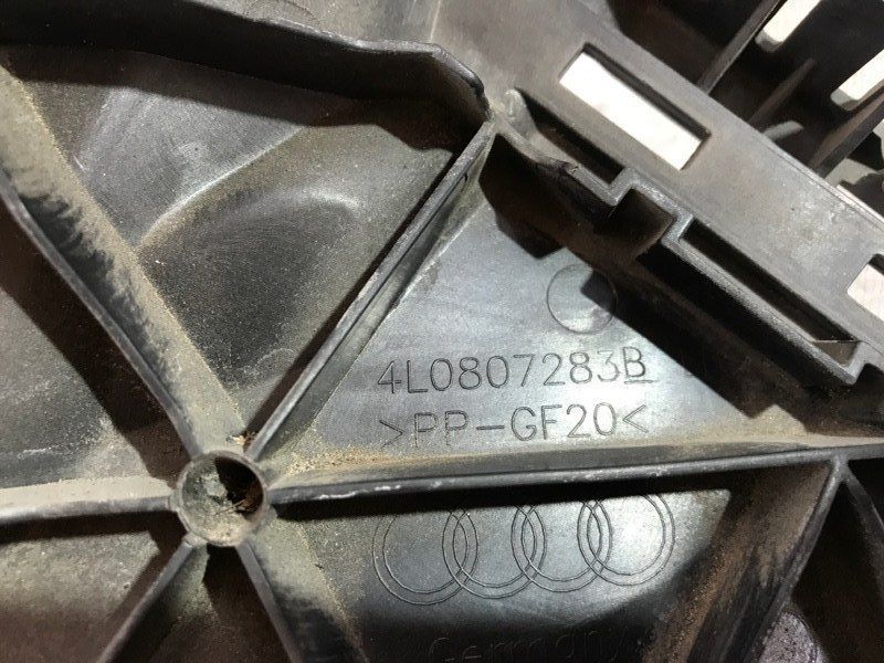 Направляюча переднього бампера 4L0807283B Audi Q7
