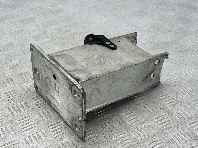 Кронштейн підсилювача бампера 8K0807133D Audi S4