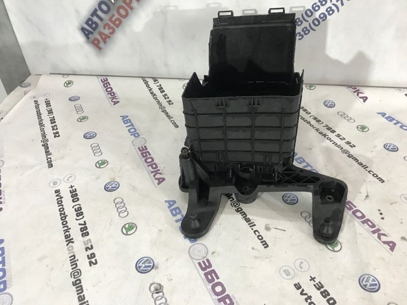 Піддон для акумулятора 1K0915325B Volkswagen CC