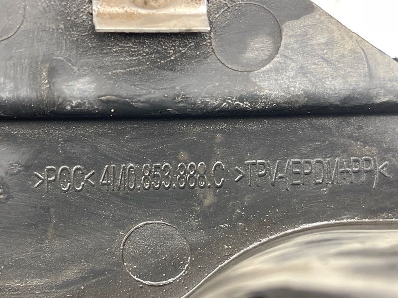 Спойлер колесной арки внутренний передний правый 4M0853888C Audi Q7 Audi Q7