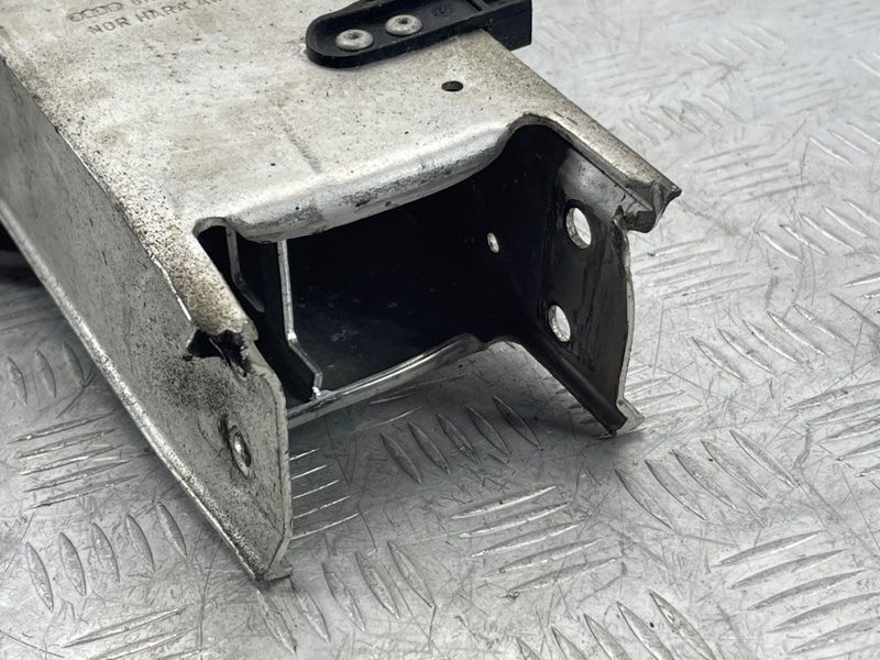 Кронштейн підсилювача бампера 8K0807133D Audi S4