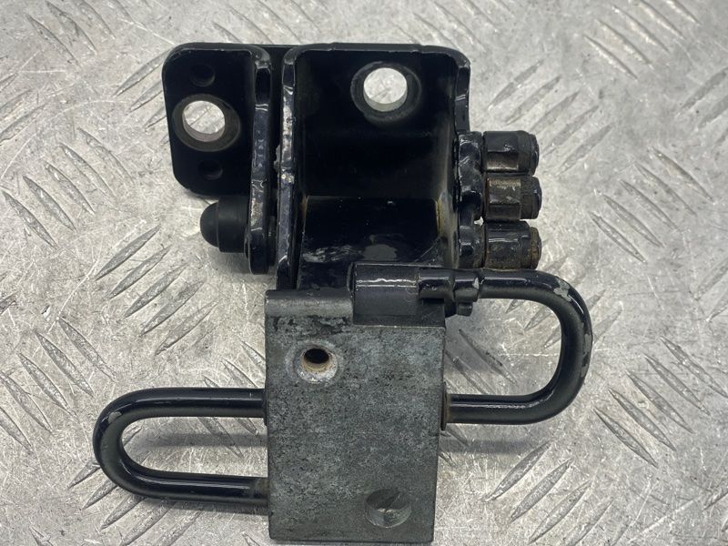 Петля дверей нижня 3C8831412B Volkswagen CC