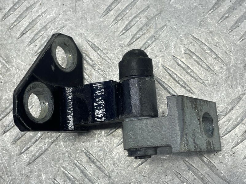 Петля дверей верхня 3C4833402D Volkswagen CC