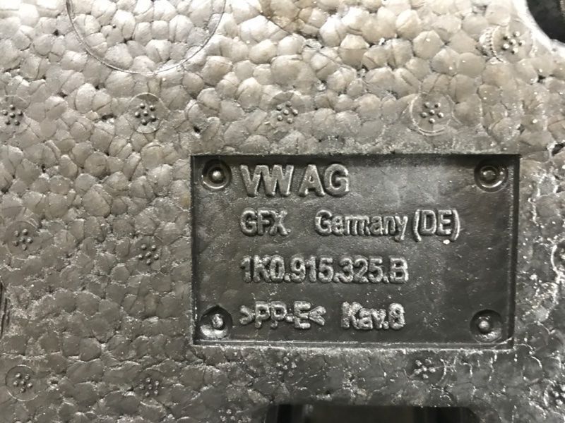 Піддон для акумулятора 1K0915325B Volkswagen CC