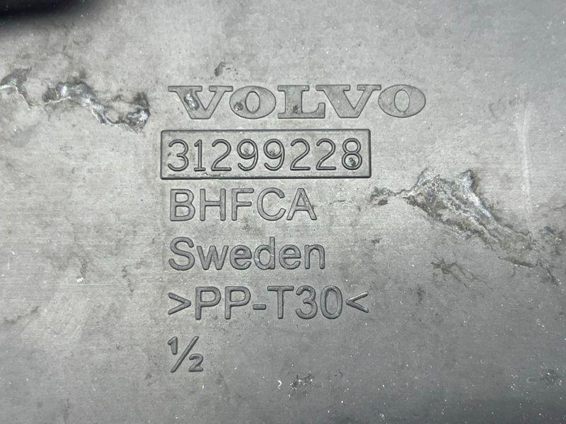 Крышка аккумулятора 31299228 Volvo XC60
