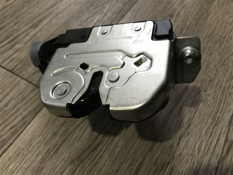 Замок кришки багажника 7P0827505K Volkswagen Touareg