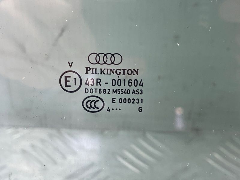 Стекло двери Audi Q7
